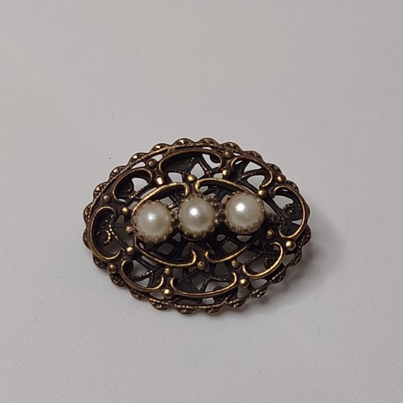 Vintage Oval Shaped 3 Faux Pearl Little Cute Metal Brooch - Picture 2 of 14